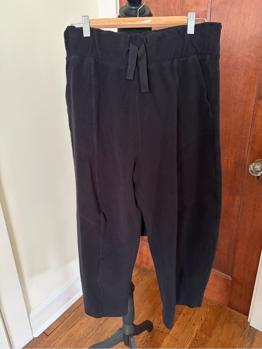 Easy Pull-On Wide-Leg Pants in Black